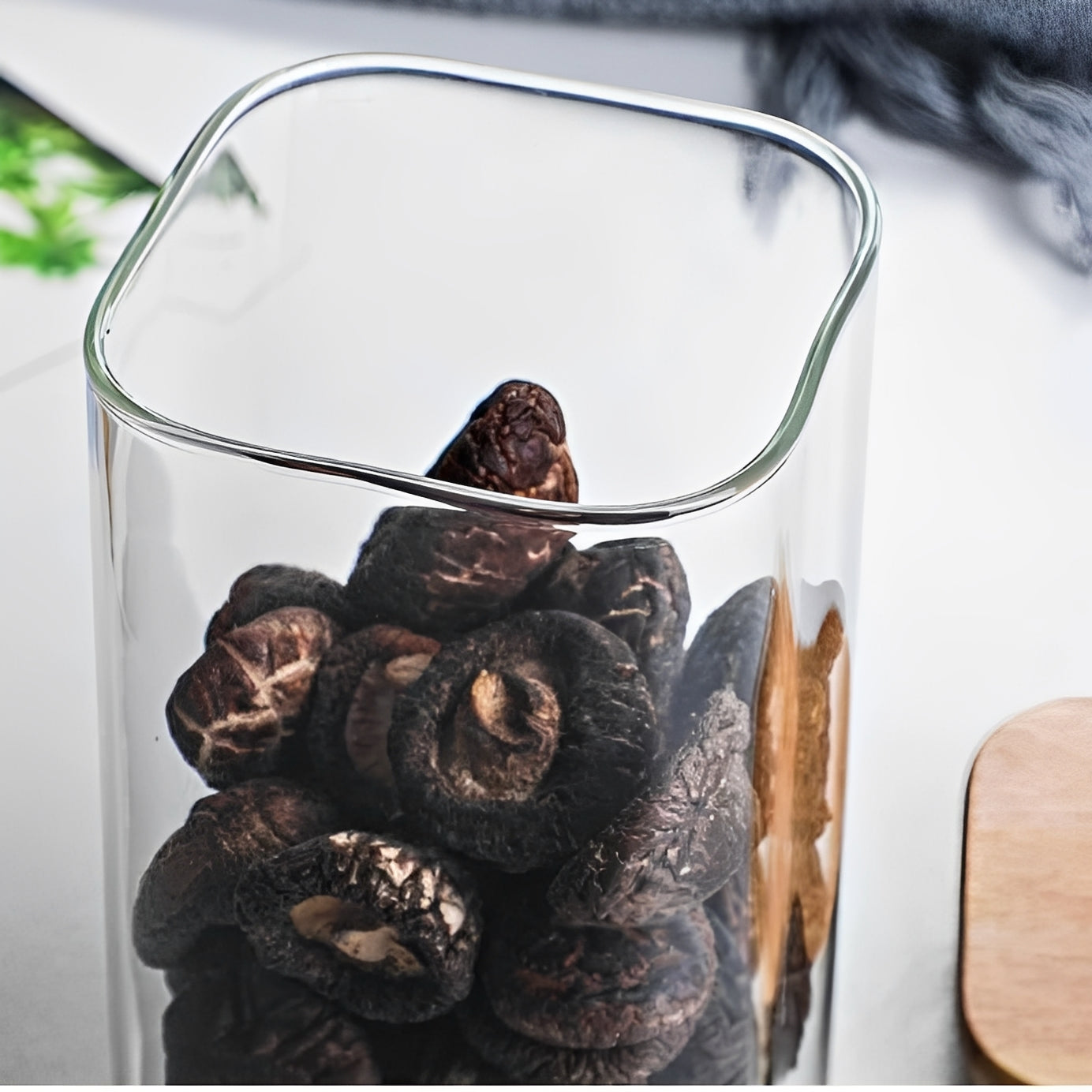 Récipient en verre transparent avec couvercle en bois, style simple