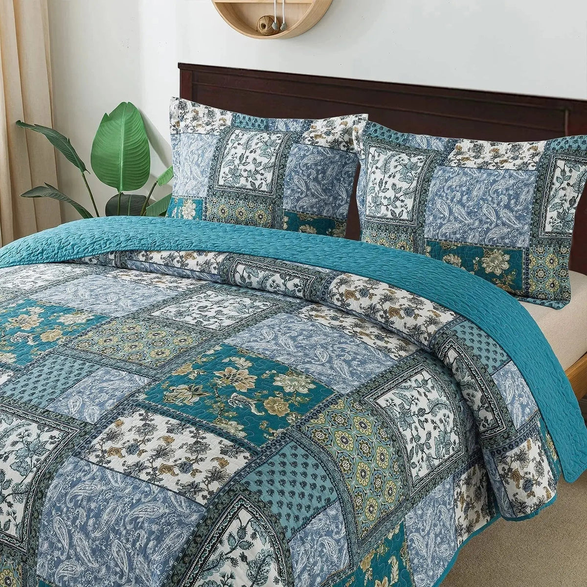 Reversible Floral Patchwork Quilt Set with Shams – Blue & White Quilted Bedspread – Queen & King – Lightweight All-Season Coverlet