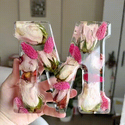 Lettre lumineuse en résine florale personnalisée Ortekor | Décoration intérieure unique avec lumière LED chaleureuse pour une atmosphère apaisante