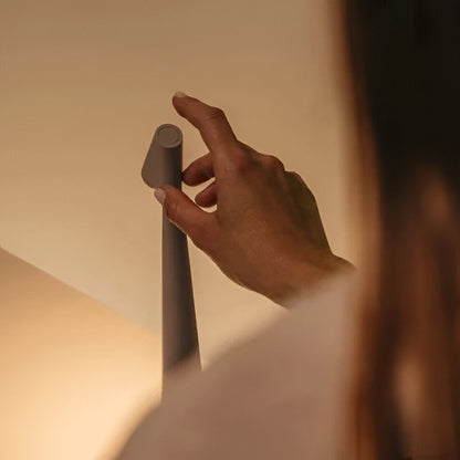 Lampe de bureau LED élégante, style moderne simple