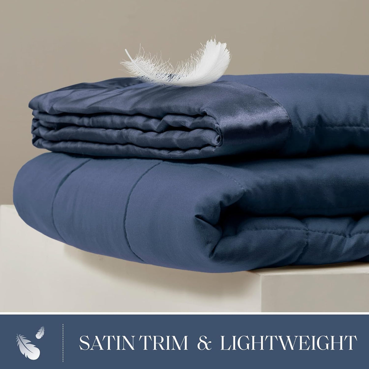 Collection Windom | Couverture en duvet synthétique avec traitement anti-humidité | Couvre-lit léger et doux toutes saisons, bordure satinée