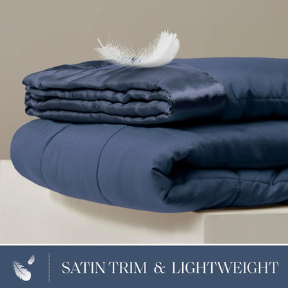 Collection Windom | Couverture en duvet synthétique avec traitement anti-humidité | Couvre-lit léger et doux toutes saisons, bordure satinée