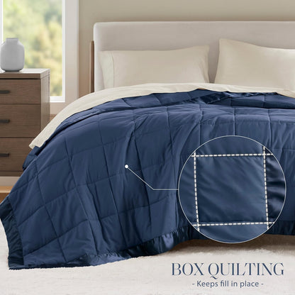 Collection Windom | Couverture en duvet synthétique avec traitement anti-humidité | Couvre-lit léger et doux toutes saisons, bordure satinée