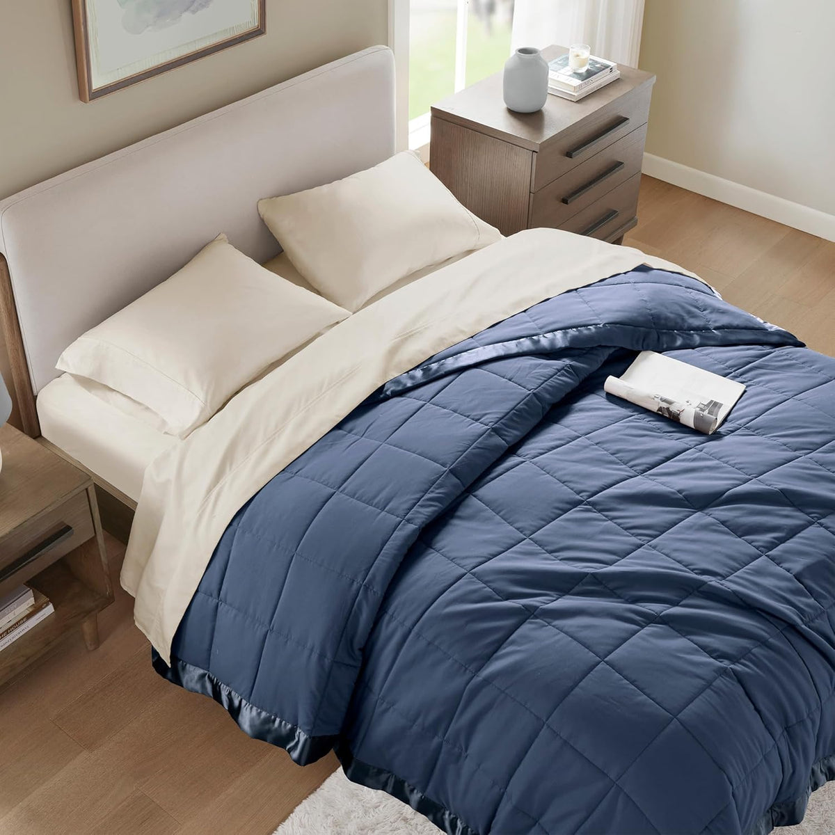 Collection Windom | Couverture en duvet synthétique avec traitement anti-humidité | Couvre-lit léger et doux toutes saisons, bordure satinée