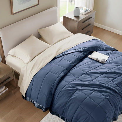 Collection Windom | Couverture en duvet synthétique avec traitement anti-humidité | Couvre-lit léger et doux toutes saisons, bordure satinée