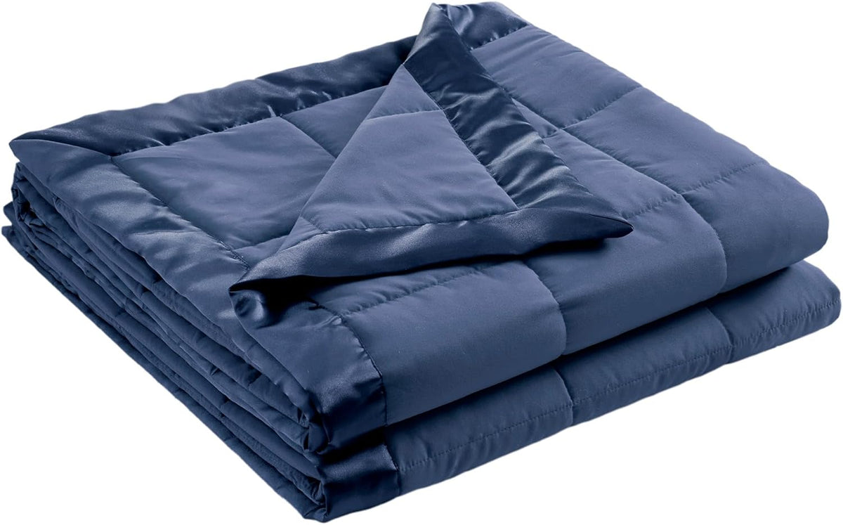 Collection Windom | Couverture en duvet synthétique avec traitement anti-humidité | Couvre-lit léger et doux toutes saisons, bordure satinée