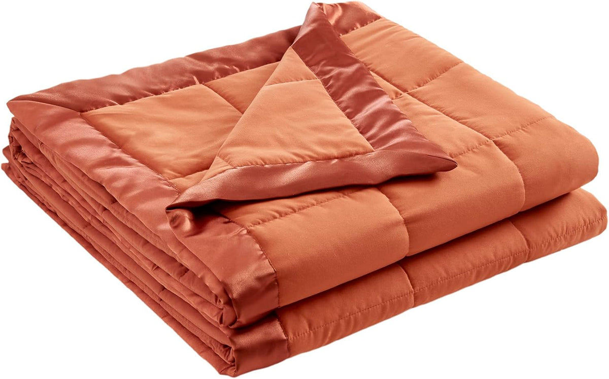Collection Windom | Couverture en duvet synthétique avec traitement anti-humidité | Couvre-lit léger et doux toutes saisons, bordure satinée
