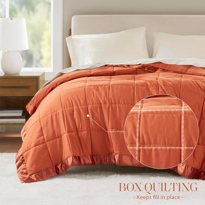 Collection Windom | Couverture en duvet synthétique avec traitement anti-humidité | Couvre-lit léger et doux toutes saisons, bordure satinée