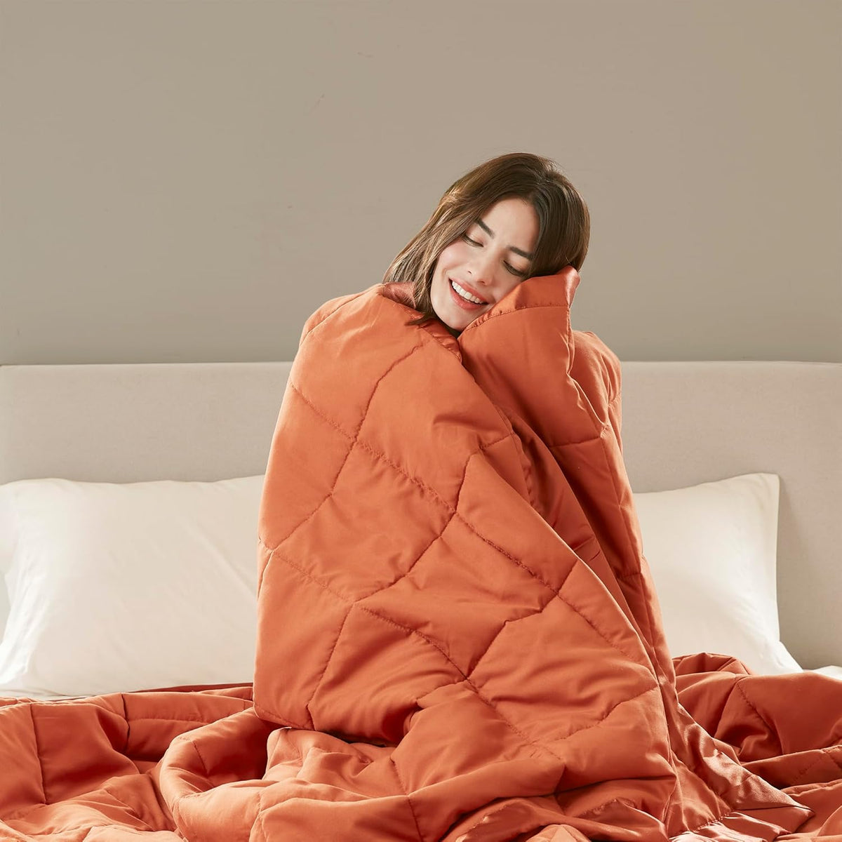 Collection Windom | Couverture en duvet synthétique avec traitement anti-humidité | Couvre-lit léger et doux toutes saisons, bordure satinée