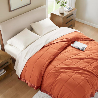 Collection Windom | Couverture en duvet synthétique avec traitement anti-humidité | Couvre-lit léger et doux toutes saisons, bordure satinée