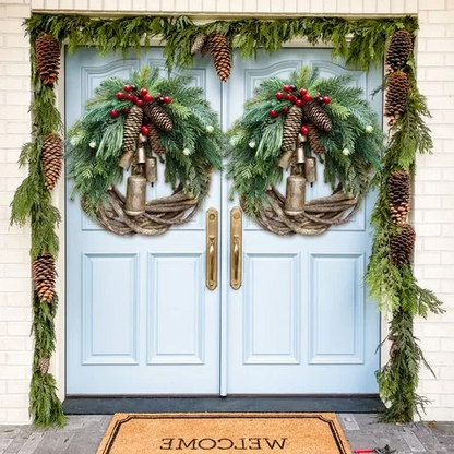 Couronne de porte rustique d'hiver avec clochettes dorées, pommes de pin et baies – Décoration saisonnière style ferme pour entrée ou manteau de cheminée