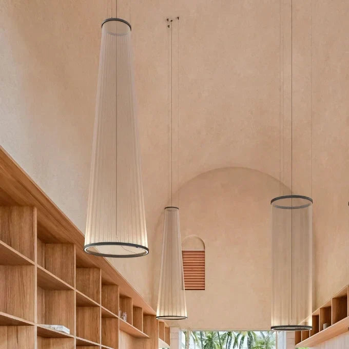 Lustre à abat-jour en tissu superposé avec LED intégrée pour salles à manger, îlots de cuisine et hauts plafonds | Suspension moderne à câbles réglables multi-niveaux