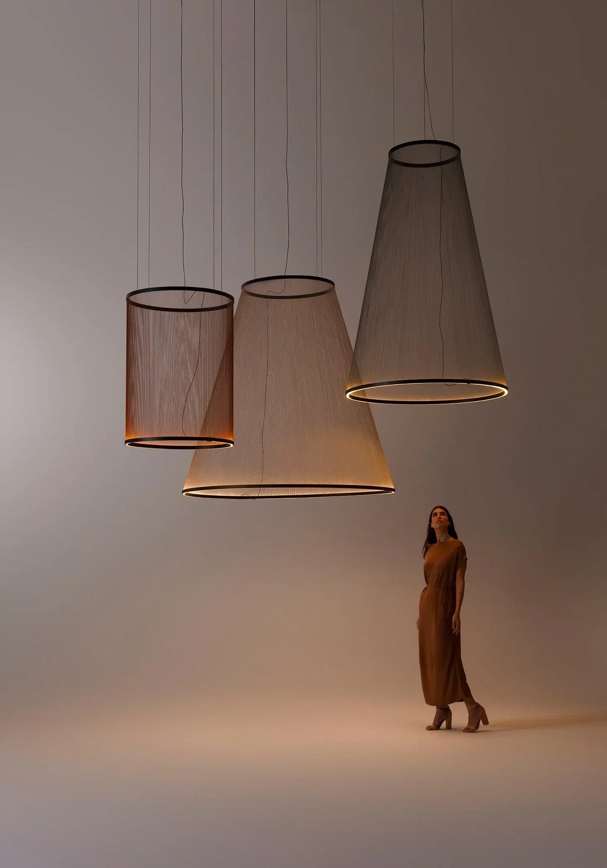 Lustre à abat-jour en tissu superposé avec LED intégrée pour salles à manger, îlots de cuisine et hauts plafonds | Suspension moderne à câbles réglables multi-niveaux