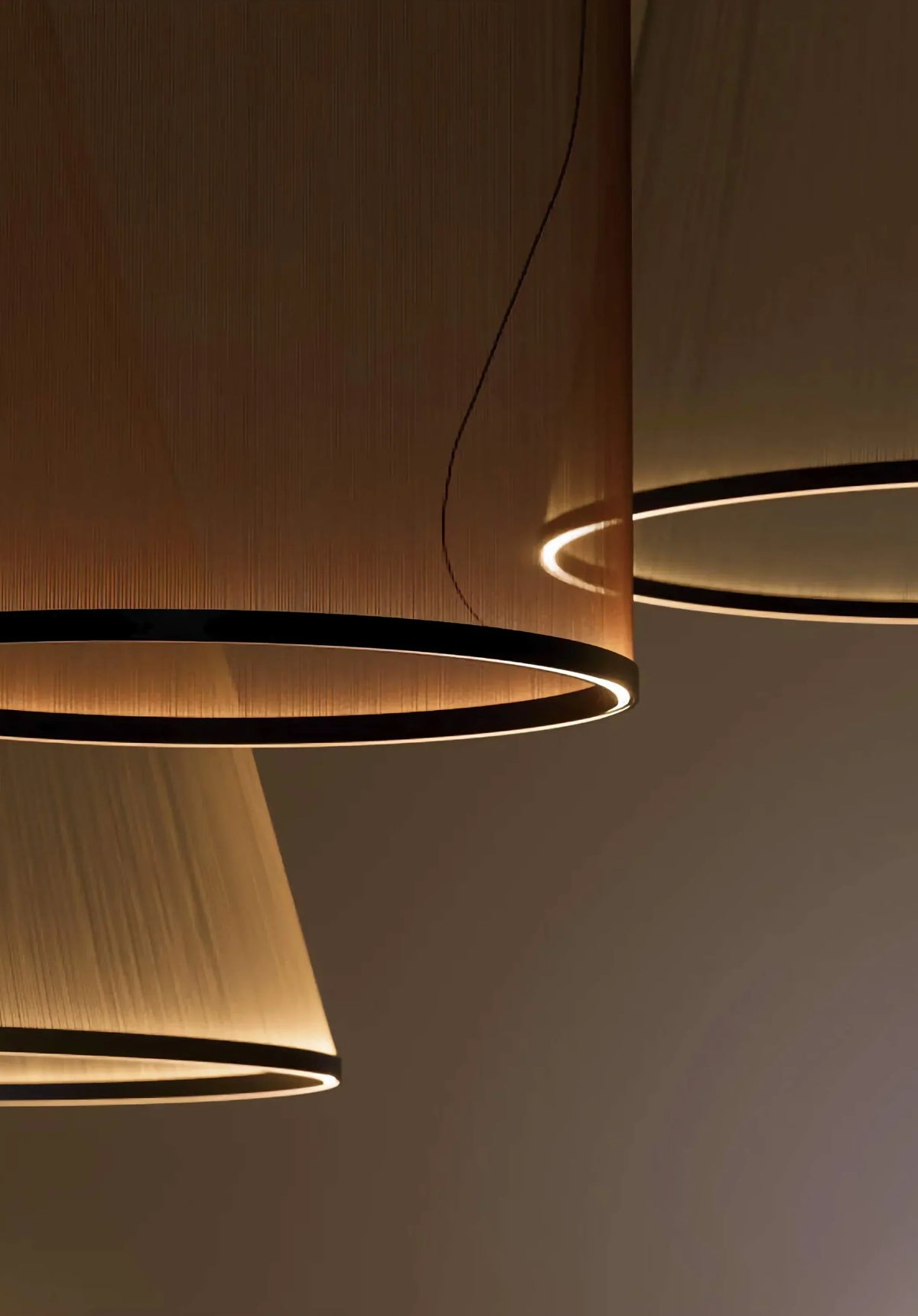 Lustre à abat-jour en tissu superposé avec LED intégrée pour salles à manger, îlots de cuisine et hauts plafonds | Suspension moderne à câbles réglables multi-niveaux