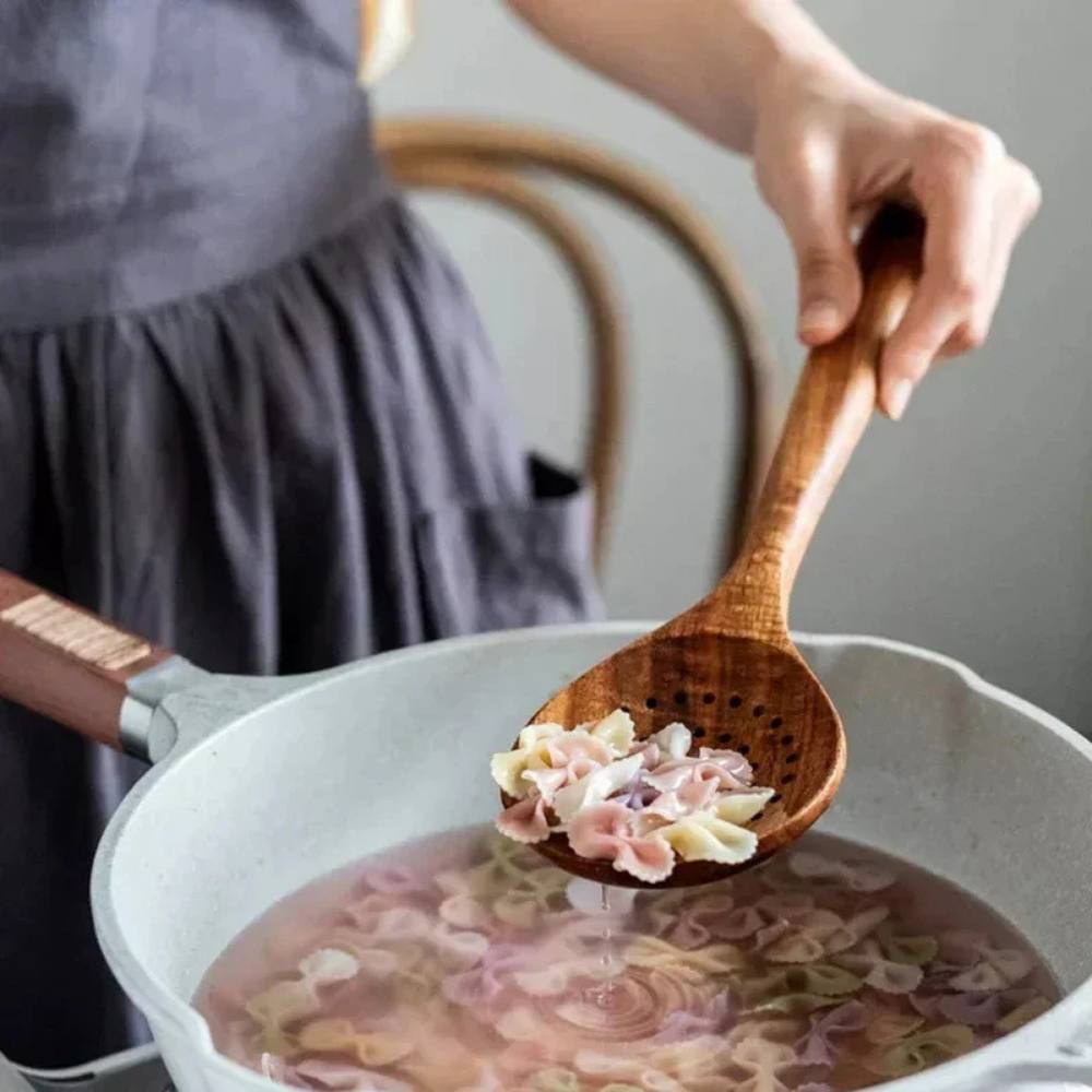 Ensemble d'ustensiles de cuisine rustiques en bois, durables et élégants