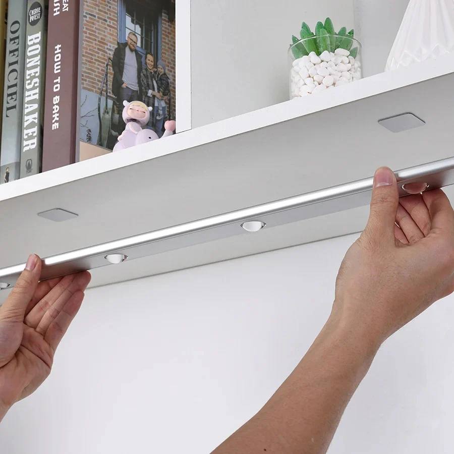 Éclairage LED lumineux sous les armoires de cuisine avec capteur