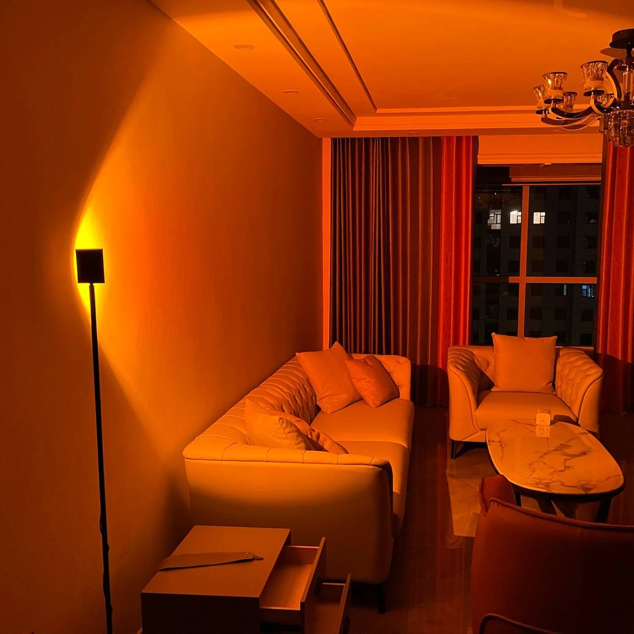 Lampadaire LED élégant avec effet de lumière d'ambiance