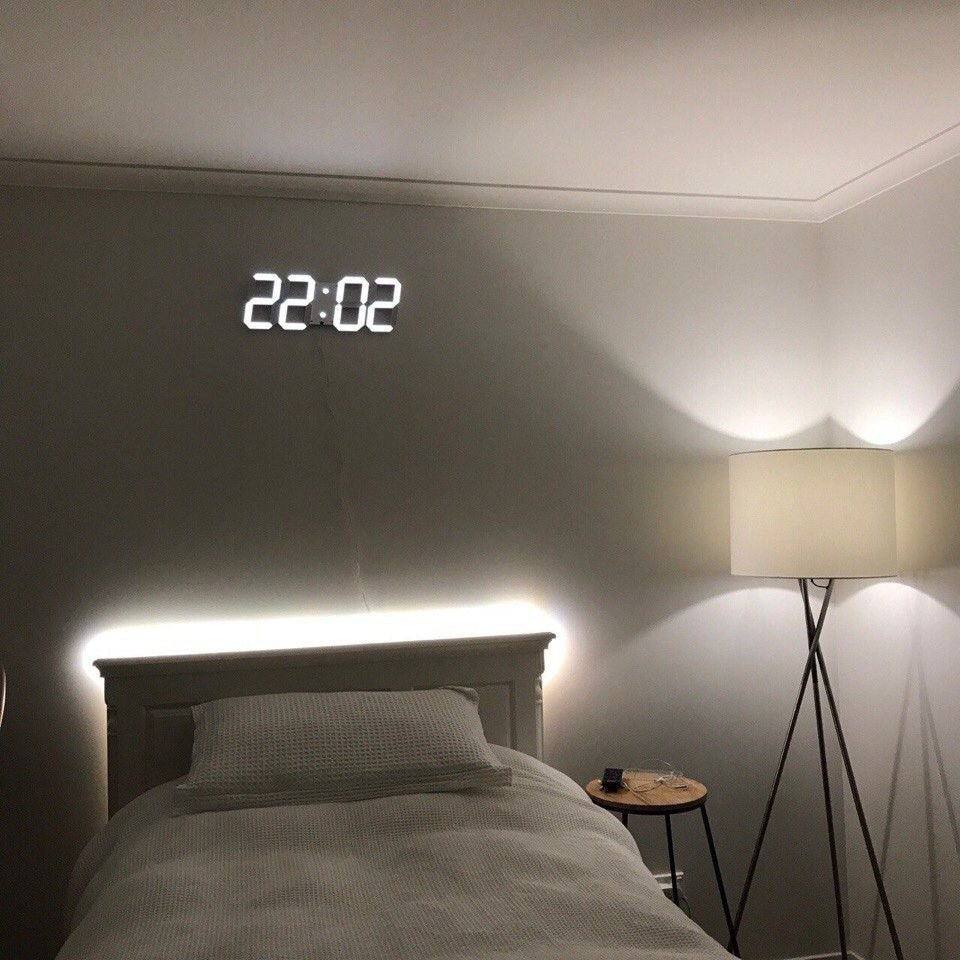 Horloge murale LED contemporaine avec luminosité réglable