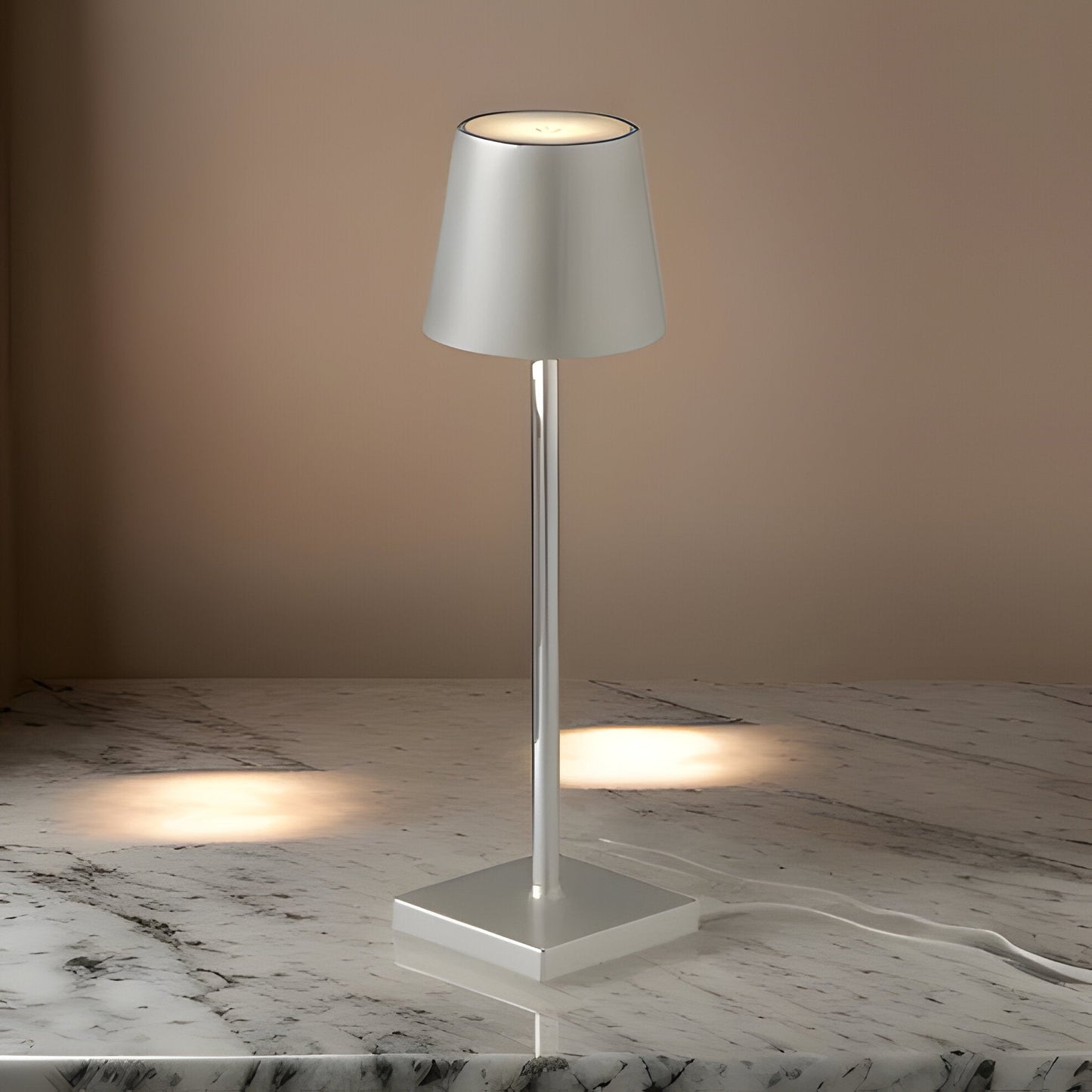 Lampe de bureau LED portable et lumineuse