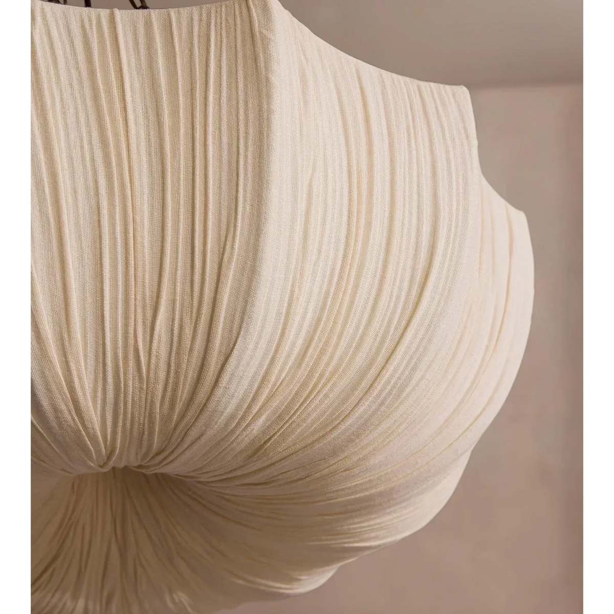 Suspension en tissu avec abat-jour plissé sculptural – Luminaire de plafond rond blanc pour salle à manger, chambre et salon – Chaîne réglable