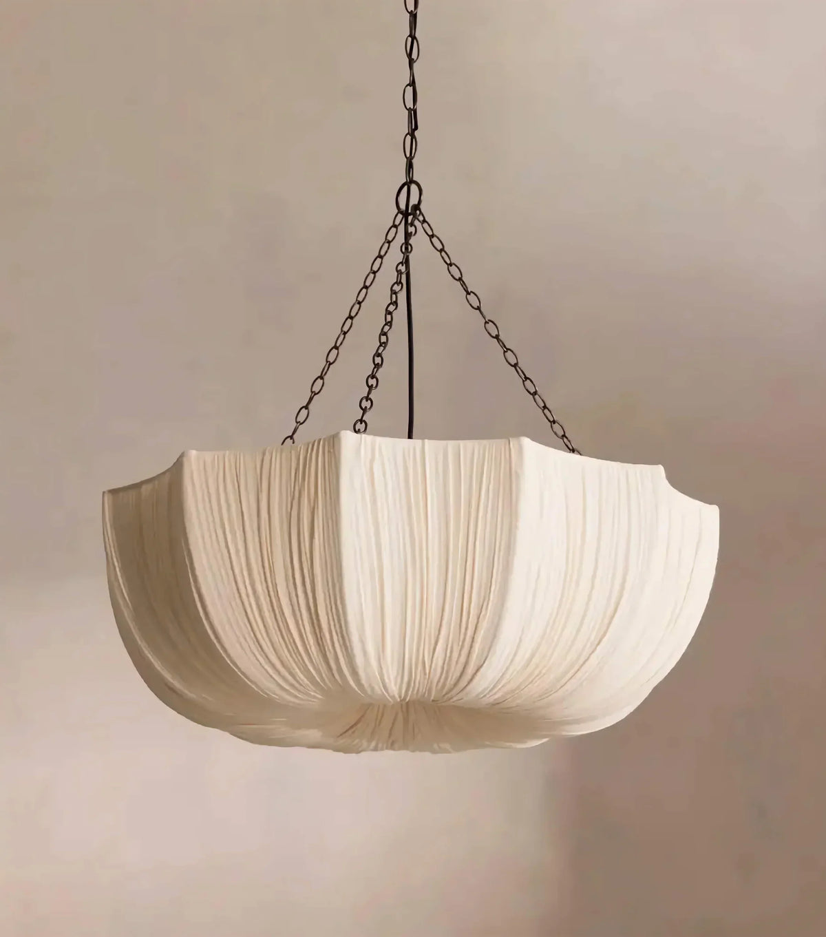 Suspension en tissu avec abat-jour plissé sculptural – Luminaire de plafond rond blanc pour salle à manger, chambre et salon – Chaîne réglable