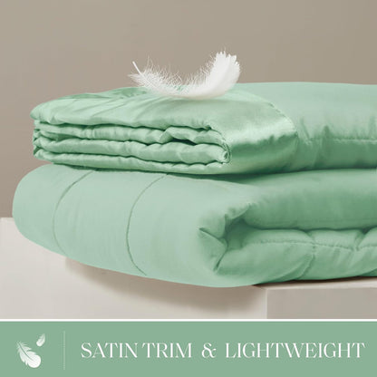 Collection Windom | Couverture en duvet synthétique avec traitement anti-humidité | Couvre-lit léger et doux toutes saisons, bordure satinée