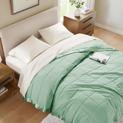Collection Windom | Couverture en duvet synthétique avec traitement anti-humidité | Couvre-lit léger et doux toutes saisons, bordure satinée