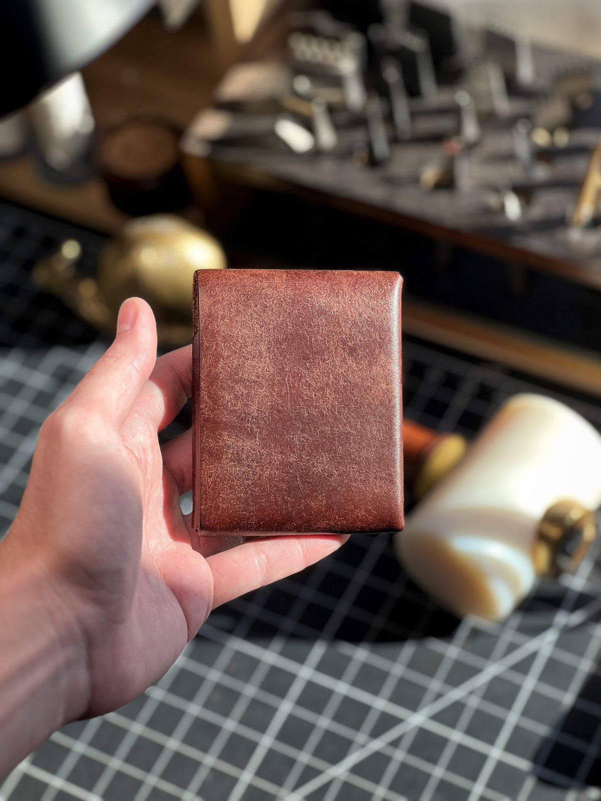 Slim Bifold Leather Wallet with Built-In Pen Holder – Vegetable-Tanned Cowhide Card Case for Men & Women