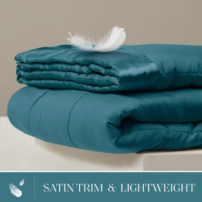 Collection Windom | Couverture en duvet synthétique avec traitement anti-humidité | Couvre-lit léger et doux toutes saisons, bordure satinée