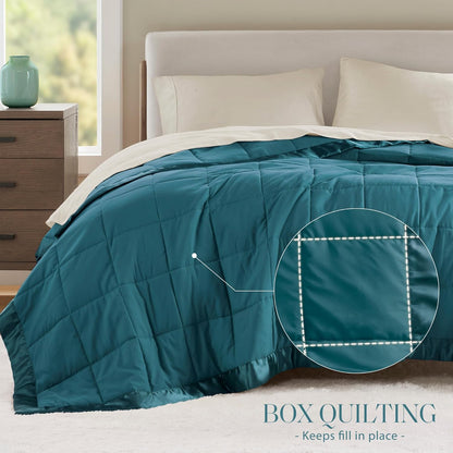 Collection Windom | Couverture en duvet synthétique avec traitement anti-humidité | Couvre-lit léger et doux toutes saisons, bordure satinée