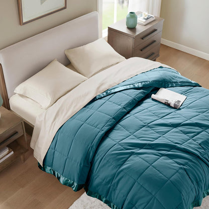 Collection Windom | Couverture en duvet synthétique avec traitement anti-humidité | Couvre-lit léger et doux toutes saisons, bordure satinée